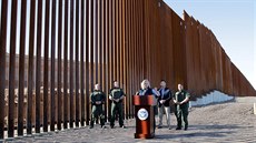 Kirstjen Nielsenová pi návtv zdi u americko-mexické hranice v kalifornském...