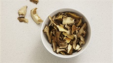 Su�ené houby namo�íme do studené vody a necháme nabobtnat.