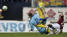 Spar�an Václav Drchal (vpravo) p�ekonává branká�e Jakuba Divi�e a st�ílí gól v...