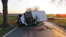 Dodávka se u �ího�t� srazila s malým Peugeotem 107. Zatímco �ena v minivoze...