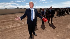 Americký prezident Donald Trump navtívil hranici s Mexikem u msta Calexico v...