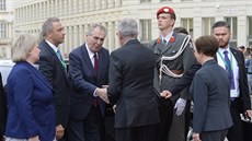 eského prezidenta Miloe Zemana (tetí zleva) s manelkou Ivanou (vlevo)...