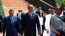 Rwandský prezident Paul Kagame s enou Jeannette pijídí do hlavního msta...