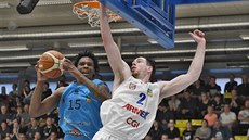 Javonte Douglas (vlevo) z Olomoucka a Klint Carlson z Dína.