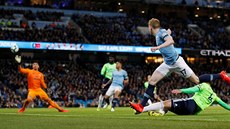 Kevin De Bruyne z Manchesteru City stílí gól v zápase s Cardiffem.