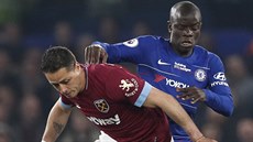Chicharito (vlevo) z West Hamu se sna�í odpoutat od N'Gola Kanteho z Chelsea.