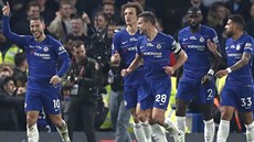 Eden Hazard (vlevo) z Chelsea se raduje se spoluhráči z gólu v zápase s West...