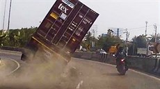 Motorká unikl jisté smrti pod dopravním kontejnerem