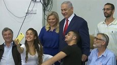 Netanjahu s manelkou má odvoleno. Stihl i selfíko s volební komisí (9. dubna...