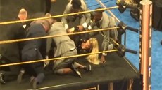 Wrestlera napadl pi projevu divák a strhla se bitka