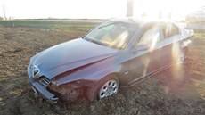 Opilý �idi� na P�erovsku vyjel mimo silnici na pole, kde se v�z p�eto�il p�es...