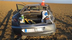 Opilý �idi� na P�erovsku vyjel mimo silnici na pole, kde se v�z p�eto�il p�es...