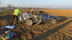 Opilý �idi� na P�erovsku vyjel mimo silnici na pole, kde se v�z p�eto�il p�es...