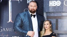 Thor Björnsson s manelkou Kelsey Hensonovou na premiée závrené ady seriálu...