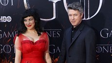 Aidan Gillen s p�ítelkyní Camille O'Sullivanovou na premié�e záv�re�né �ady...