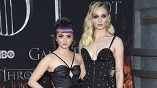 Maisie Williamsová a Sophie Turnerová na premiée závrené ady seriálu Hra o...