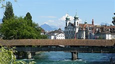 Zasteený devný most Spreuerbrücke s výhledem na kostel Jesuitenkirche St....