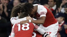 Fotbalisté Arsenalu slaví gól Aarona Ramseyho proti Newcastlu.