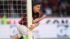 Krzysztof Piatek z AC Milán slaví gól proti Udinese.