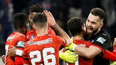 Tomá� Koubek (vpravo) slaví se spoluhrá�i z Rennes postup ve Francouzském...
