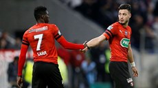 Ramy Bensebaini (vpravo) vstelil jeden z gól Rennes do sít Lyonu, slaví s...