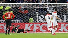 Moussa Dembelé (9) z Lyonu pekonává z penalty Tomáe Koubka, brankáe Rennes.