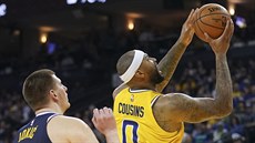 DeMarcus Cousins (vpravo) z Golden State obeel Nikolu Jokie z Denveru a...