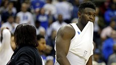 Zion Williamson z Duke se uírá po poráce s Michigan State.