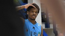 Javonte Douglas z Olomoucka vstebává poráku s Dínem.