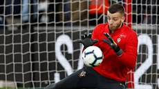 Angus Gunn ze Southamptonu se chystá na zápas s Liverpoolem.