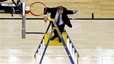 Tom Izzo, trenér Michigan State, p�idal do své sbírky dal�í sí�ku.