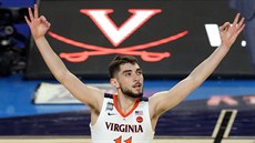 Ty Jerome z Virginie slaví trojku ve finále NCAA.