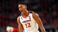 DeAndre Hunter z Virginie oslavuje svou trefu ve finále NCAA proti Texas Tech.