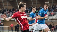 Chrudimský zálo�ník David Sixta (v �erveném) b�hem zápase s Táborskem