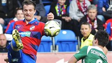 Plze�ský zálo�ník Jan Kopic (vlevo) a Till Schumacher z Bohemians v ligovém...