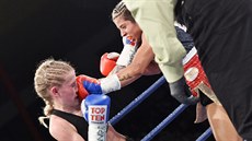 eská boxerka Fabiana Bytyqi (vlevo) a María Soledad Vargasová z Mexika.