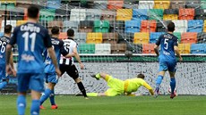 Fotbalisté Empoli (v modrém) jen bezmocn pihlíejí, jak v duelu s Udinese...