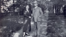 Továrník Josef Bartoň z Dobenína s manželkou Marií v lipové aleji