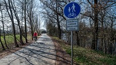 Asfaltku od Hradce Králové do Vysoké vyuívají u tisíce brusla i cyklist...
