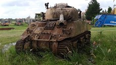 lenové Klubu 16. obrnné divize US Army obnovují americký tank Sherman.