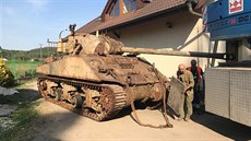 lenové Klubu 16. obrnné divize US Army obnovují americký tank Sherman.