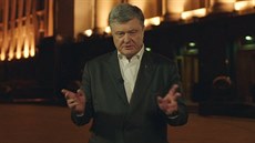 Poroenko pijal Zelenského výzvu k debat na stadionu (4. dubna 2019)