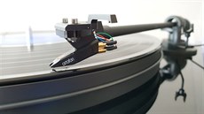 Pro-Ject Jukebox E v erné povrchové úprav