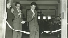 Tajemník závodního výboru ROH Oldich Tomis pestihuje 22. února 1959 pásku.