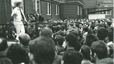 Václav Havel promlouvá k lidem u DK NKHG, 12. ervna 1969.