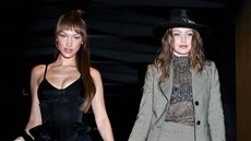 Bella a Gigi Hadidovy na svatb Chara DeFranceska a Marca Jacobse (New York, 6....