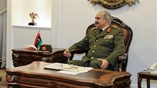 Libyjský polní maršál Chalífa Haftar, který stojí v čele Libyjské národní...
