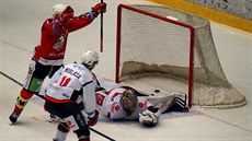 Chomutovský gólman Justin Peters inkasuje další gól v utkání s Pardubicemi.