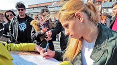 Lidé v Karlových Varech na demonstraci hromadn podepisují petici na podporu...
