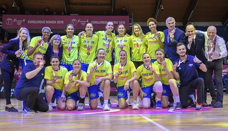 Basketbalistky ZVVZ USK Praha pózují s bronzovými medailemi pro tetí celek...